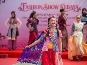 Menjaga Budaya Lewat Peragaan Busana Kebaya