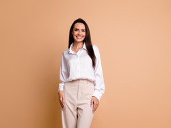 Celana Cream Cocok dengan Baju Warna Apa? Ini 7 Paduannya