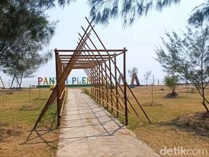 Menikmati Pagi di Pantai Plentong Indramayu, Sunrise Memikat-Tiket Murah