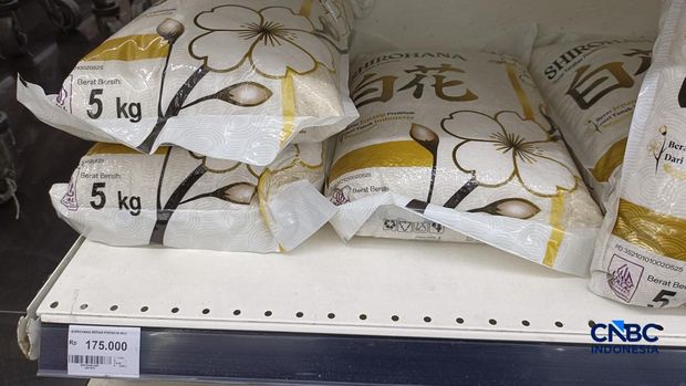 Pantauan stok beras premium di ritel modern daerah Jakarta Pusat, Kamis (10/9/2026). Pantauan stok beras premium di ritel modern daerah Jakarta Pusat, Kamis (10/9/2026). (CNBC Indonesia/Martyasari Rizky)