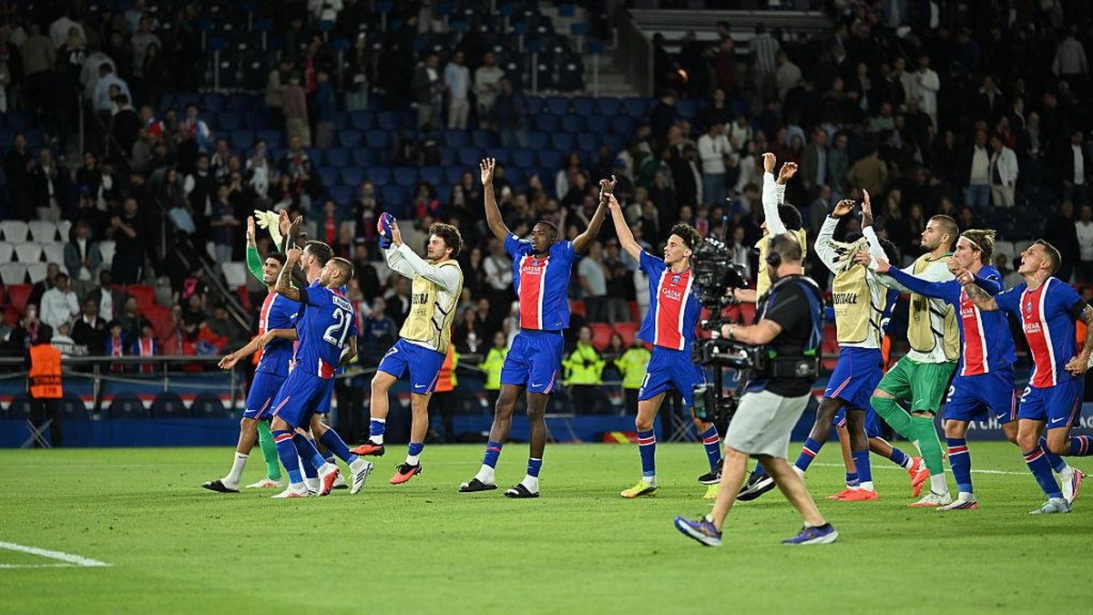Para pemain PSG merayakan kemenangan atas Slovan Bratislava. Foto: Anadolu via Getty Images/Anadolu