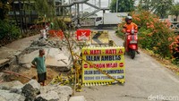 Pasca Truk Amblas, Jalan di Klender Kini Mulai Diperbaiki