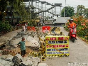 Pasca Truk Amblas, Jalan di Klender Kini Mulai Diperbaiki