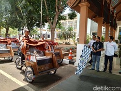 Senyum Nono Usai Dapat Becak Listrik Gratis dari Presiden