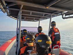 Kapal Tenggelam Diterjang Gelombang di Perairan Kumai: 1 Tewas 5 Hilang
