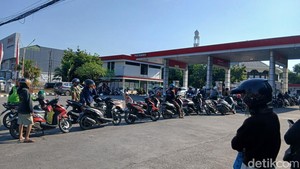 Warga Makassar Antre BBM karena Kebutuhan-Bukan Panic Buying