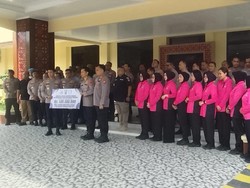 Polda Sultra Salurkan Donasi Rp 600 Juta Buat Korban Gempa NTT