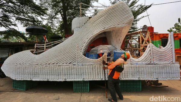 Potret Ribuan Botol Plastik Bekas Disulap Jadi Perahu Hias
