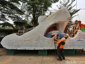 Potret Ribuan Botol Plastik Bekas Disulap Jadi Perahu Hias