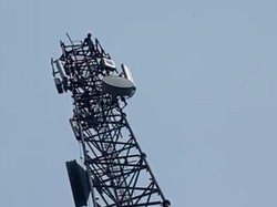 Pria Kampung Laut Cilacap Nekat Panjat Tower Seluler 75 Meter