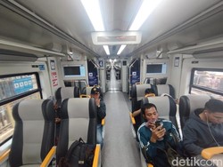 Menjajal Nyamannya Naik Kereta Bandara yang Dioper di KRL Pink Line