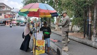 Denda Rp 200 Ribu Bikin PKL Tetap Jualan di Area Kampus Malang