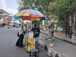 Denda Rp 200 Ribu Bikin PKL Tetap Jualan di Area Kampus Malang