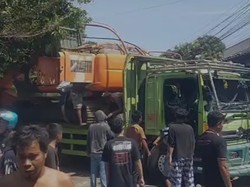Truk Angkut Ekskavator Dirusak Massa Tolak Eksekusi Lahan di Dg Tata Makassar