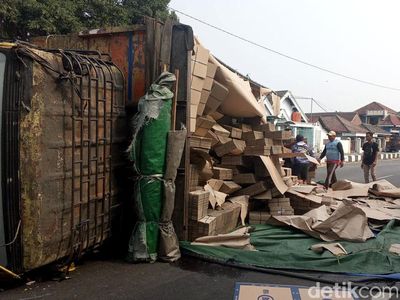 Ban Meledak Truk Muatan Kardus Terguling