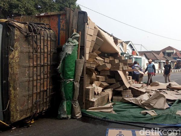 Ban Meledak Truk Muatan Kardus Terguling