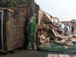 Truk Muat Kardus Terguling di Bypass Nganjuk gegara Ban Meledak