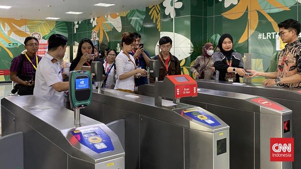 Uji Coba LRT Kelapa Gading-Manggarai Dinas Perhubungan DKI Jakarta mengadakan uji coba penyempurnaan layanan LRT Kelapa Gading-Manggarai pada Kamis (10/9).