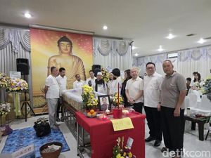 Ustaz Dasad Latif Melayat ke Rumah Duka Mertua Ketua PSMTI Wilianto Tanta