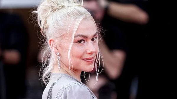 Gaya Phoebe Bridgers yang Tuai Pujian, Tampilkan Kaki Berbulu & Ketiak Basah