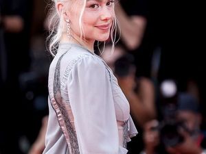 Gaya Phoebe Bridgers yang Tuai Pujian, Tampilkan Kaki Berbulu & Ketiak Basah