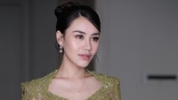 Pesona Aaliyah Massaid Berkebaya Hijau saat Kondangan, Cantik Manglingi