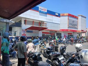 Antrean SPBU Mengular Panjang Berjam-jam Bak Kelangkaan BBM di Makassar
