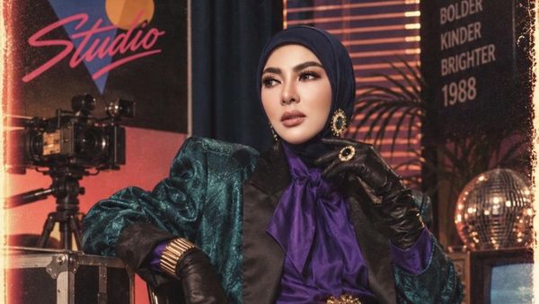 7 Potret Artis Ikut Tren Edit Foto Tahun 80an, Wulan Guritno Bak Ratu Rock