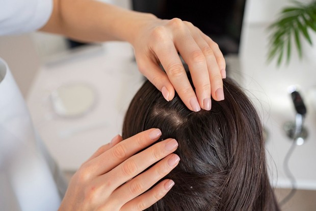 Bersihkan Barang yang Sering Menyentuh Rambut