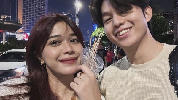 Kompaknya Brisia Jodie dan Jonathan Alden saat Ngopi di China hingga Ngemil Waffle