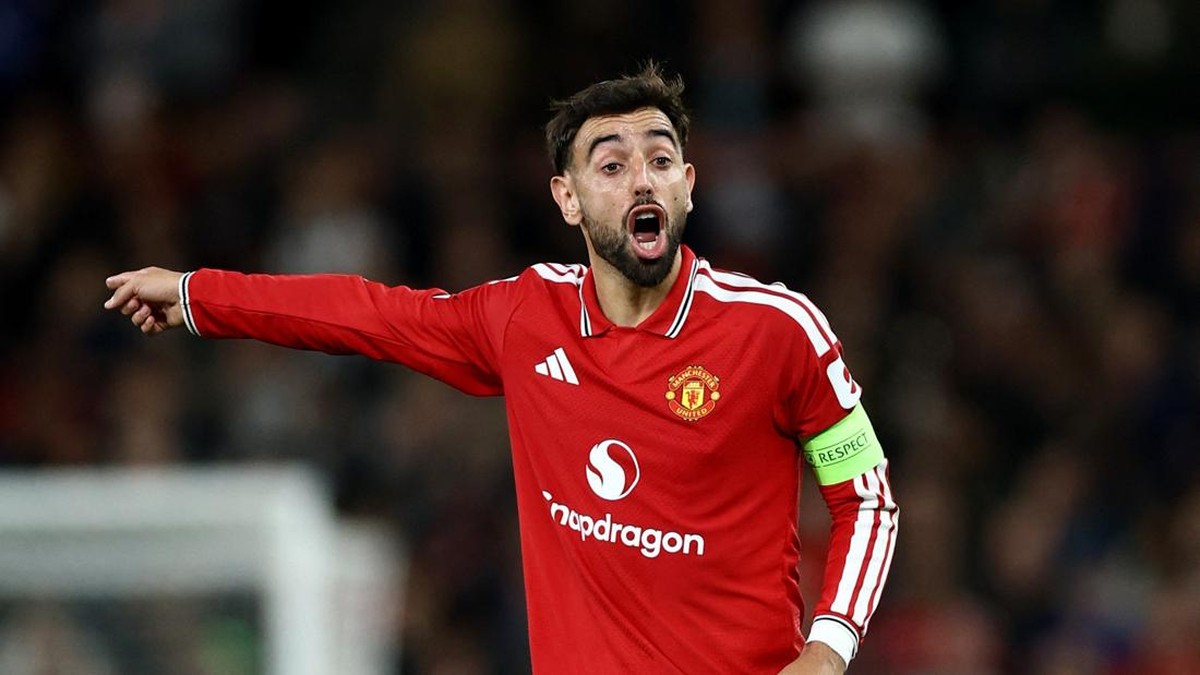 Bruno Fernandes terpincang-pincang usai laga kontra Sabah SK. (Action Images via Reuters/Lee Smith)