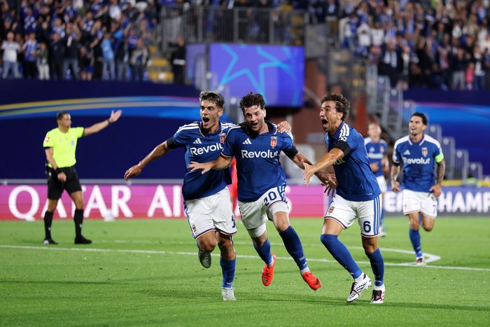 COMO, ITALY - SEPTEMBER 10: Martin Baturina of Como 1907 celebrates scoring his teams first goal with teammates during the UEFA Champions League 2026/27 League Phase MD1 match between Como 1907 and RB Leipzig at Giuseppe Sinigaglia Stadium on Septemb