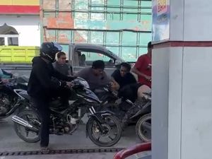 2 Pria Berkelahi Pakai Badik Saat Antre BBM di SPBU Bone