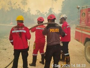 Hujan Turun di Berau Kaltim, Petugas Pemadam Karhutla Sujud Syukur
