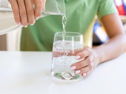 Harus Sesering Apa Minum Air Putih agar Ginjal Aman? Ini Kata Dokter