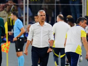 Pelatih Fenerbahce Mundur Usai Ditahan Roma, Ngambek Dilempari Botol