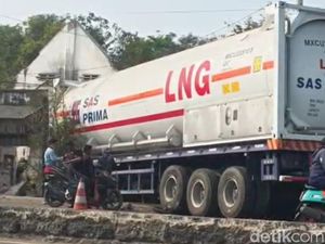 Truk Tangki Gas Nyelonong Seruduk Rumah di Jalur Pantura Brebes