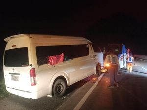 Sopir Diduga Ngantuk, Hiace Tabrak Truk di Jalan Tol Sergai