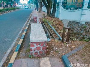 Trotoar Maut di Depan DPRD Cianjur Ancam Disabilitas