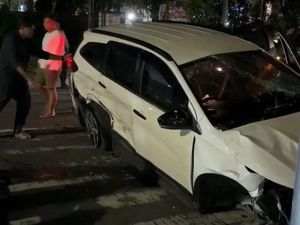Pajero Ngebut Tabrak Toyota Rush Hingga Terbalik di Medan, Wanita Terluka
