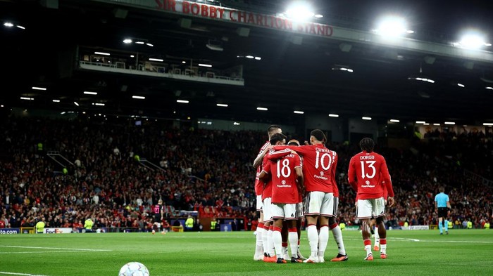Soccer Football - UEFA Champions League - Manchester United v Sabah - Old Trafford, Manchester, Britain - September 10, 2026 Manchester Uniteds Bruno Fernandes celebrates scoring their second goal with teammates Action Images via Reuters/Lee Smith