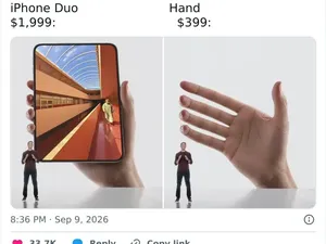 Meme Kocak iPhone Duo, HP Lipat Pertama Apple Kena Roasting