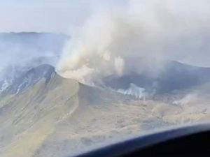 Kebakaran Sabana Dekat Bukit Teletubbies Gunung Bromo Belum Padam