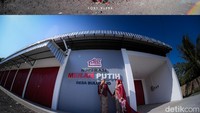 Viral Anti-Mainstream, Pengantin Ini Foto Nikah di Depan Kopdes Merah Putih