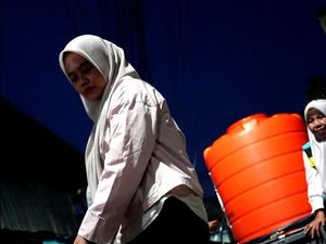 PDAM Makassar Sisir Lorong Permukiman Salurkan Air Gratis hingga Malam Hari