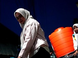 PDAM Makassar Sisir Lorong Permukiman Salurkan Air Gratis hingga Malam Hari