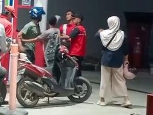 Pemotor Serobot Antrean-Pukul Petugas SPBU Maros Mau Isi BBM Pakai Galon