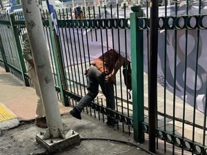 Pagar Bolong di Stasiun Jatinegara Bakal Diperbaiki, KAI Imbau Warga Pakai JPO