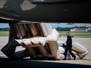 Masalah Baru di Air Force One Bikin Perjalanan Trump Tertunda
