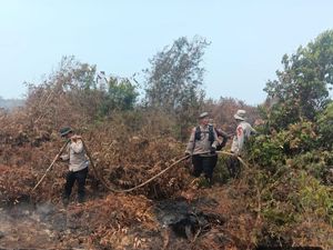 Polda Sumsel Gunakan Cairan X-Fire Padamkan Karhutla di Muara Enim